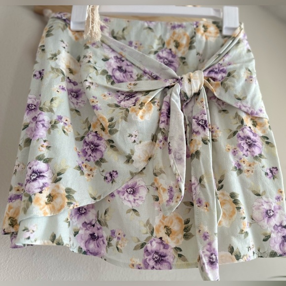 Floral mini skirt from Francesca’s - Picture 1 of 11